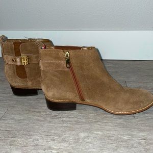 Tommy Hilfiger Low Heeled Suede Ankle Boot - Size 7